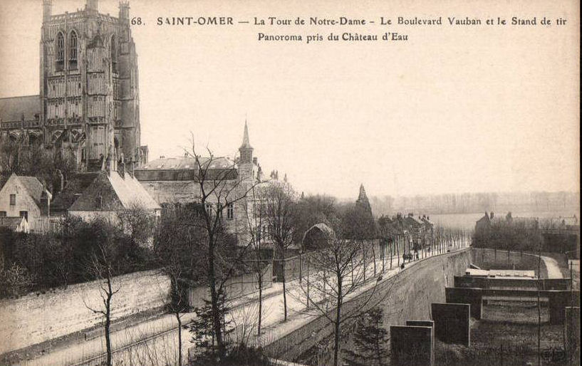 En montant le boulevard exterieur le long des remparts, on peut voir la Cathédrale Notre Dame, et sur la droite de la carte en contrebas le stand de tir où l'armée s'entrainée.